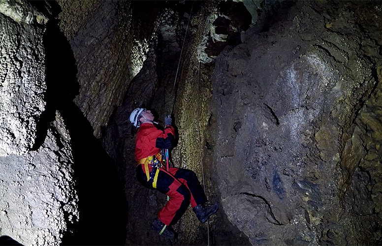 Únik z jeskyně demonstruje Michal učebnicovým postojem žabáka foto (c) Chmel
