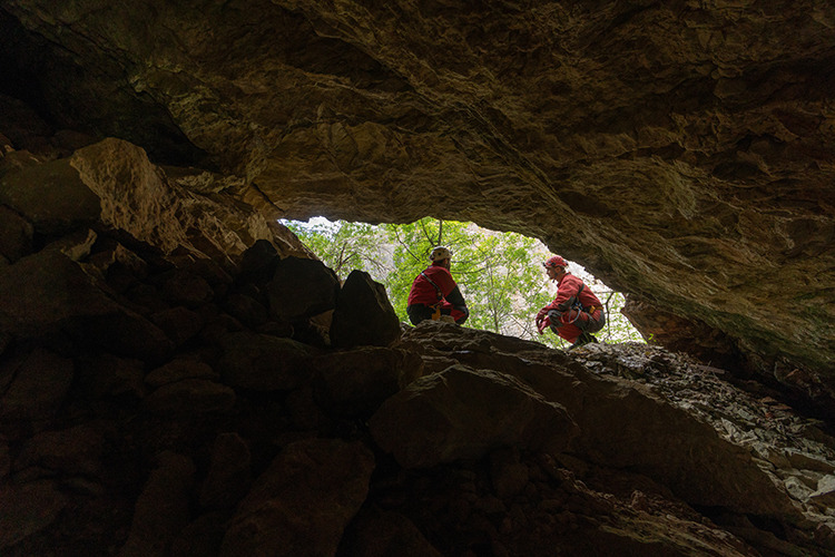 Výhled z Deštivé jeskyně je zhruba v polovině lomové stěny foto (c) Mejla Dvořáček