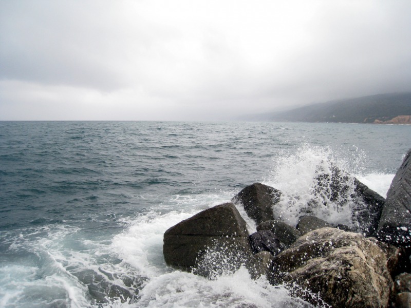 Vlnky v Cala Gonone nám komplikují transport materiálu k jeskyni Bue Marino foto: DrK