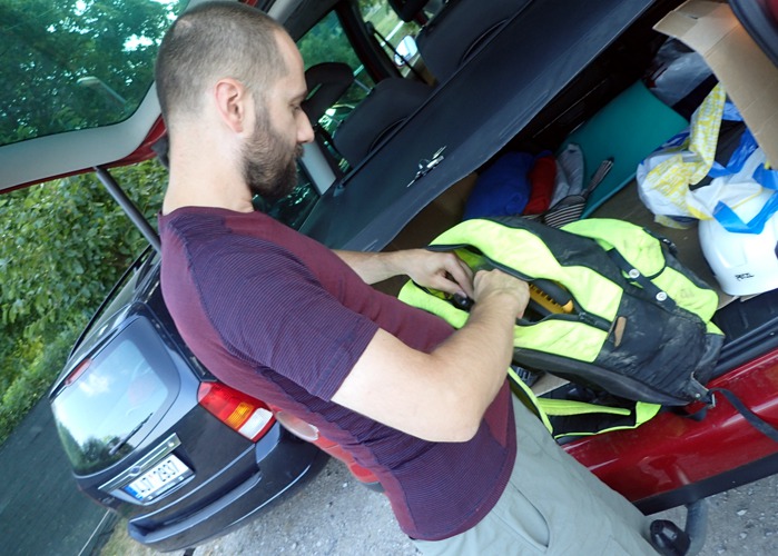 Zbyněk je proslulý svými zásobami - Rafalovi zapůjčil náhradní lampu, Markovi zapůjčil náhradní ponožky a byl schopen zapůjčit i náhradní slipy. O ty však nebyl zájem... foto (c) DrKozel