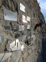 Cedulky zesnulých jeskyňářů na pietním místě ve stěně lomu Mexikofoto (c) Petr Chmel