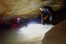 Chýnovská jeskyně, Mejlovi asistuje Lukáš. Pro podvodní potápění je stěžejní týmová spolupráce a disciplínafoto: Honza Kotík (c) 2022
