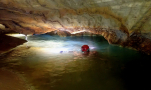 Chýnovská jeskyně, zanoření potápěče do Homolova jezírkafoto: Honza Kotík (c) 2022