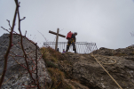 Další výtečník, Zbyněk, se jako třetí v pořadí chystá u kříže na slanění asi 40ti metrového sestupu do portálu jeskyně. Sv. Jan pod Skalou na Berounsku foto (c) MejlaD