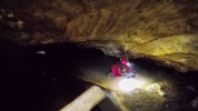 Do zaplavené jeskyně se zanořují potápěči. Chýnovská jeskyně.Lukáš (c) 2021