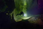 Jeskynní potápěč dokončuje měřící průjezd na opačné straně sifonu v Ramo Nord na Sardinii foto (c) Mejla Dvořáček