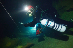 Jeskynní potápěč instaluje synchronizační bodyfoto (c) Mejla Dvořáček