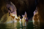 Jeskynní potápěč Petr Chmel se vynořil na druhém konci právě mapovaného sifonu, zhruba 700 metrů od vchodu Ramo Nord v jeskyni Bue Marinofoto (c) Mejla Dvořáček