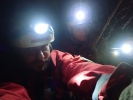 Jeskynní selfie klubových narcisů Rafala a Pepého na laně 20 metrů nad zemíselfie (c) Rafal