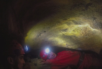Mezi tím, co potápěči v Chýnovské jeskyni odebírají vzorky v zaplavené části jeskyně, náš podpůrný transportní tým odpočívá v pohodlí na suchufotoselfie (c) Petr Chmel
