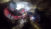 Naši potápěči v Chýnovské jeskyni předávají vzorky vyzvednutého sedimentu k dalšímu rozborufoto (c) Petr Chmel