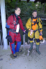 Oba úspěšní potápěči - Petr Chmel a Honza Sirotek po ponoru pózují s potápěčským vybavením foto (c) Lenka Špačková 2023