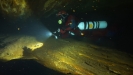 Potápěč proplouvá zatopené prostory Chýnovských jeskyní