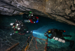 Potápění v jeskyních a dolech vyžaduje kvalitní vybavení a dobré světlofoto (c) MejlaD
