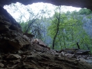 Výhled ze spodního otvoru Deštivé jeskyně je ještě kus pod úrovní 3. patrafoto (c) DrKozel